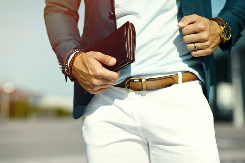 Portrait d’homme d’affaires en costume casual avec accessoires